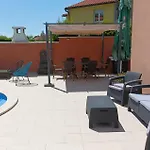 3 Bedroom Lovely In פולה